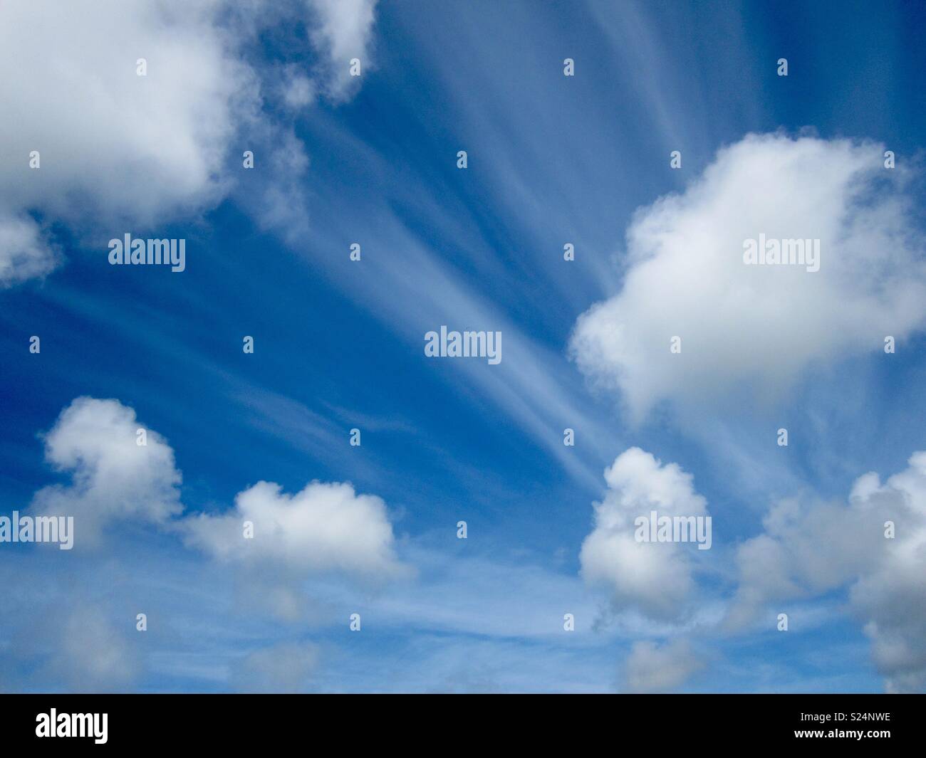 Estate cielo con incredibili nuvole Foto Stock