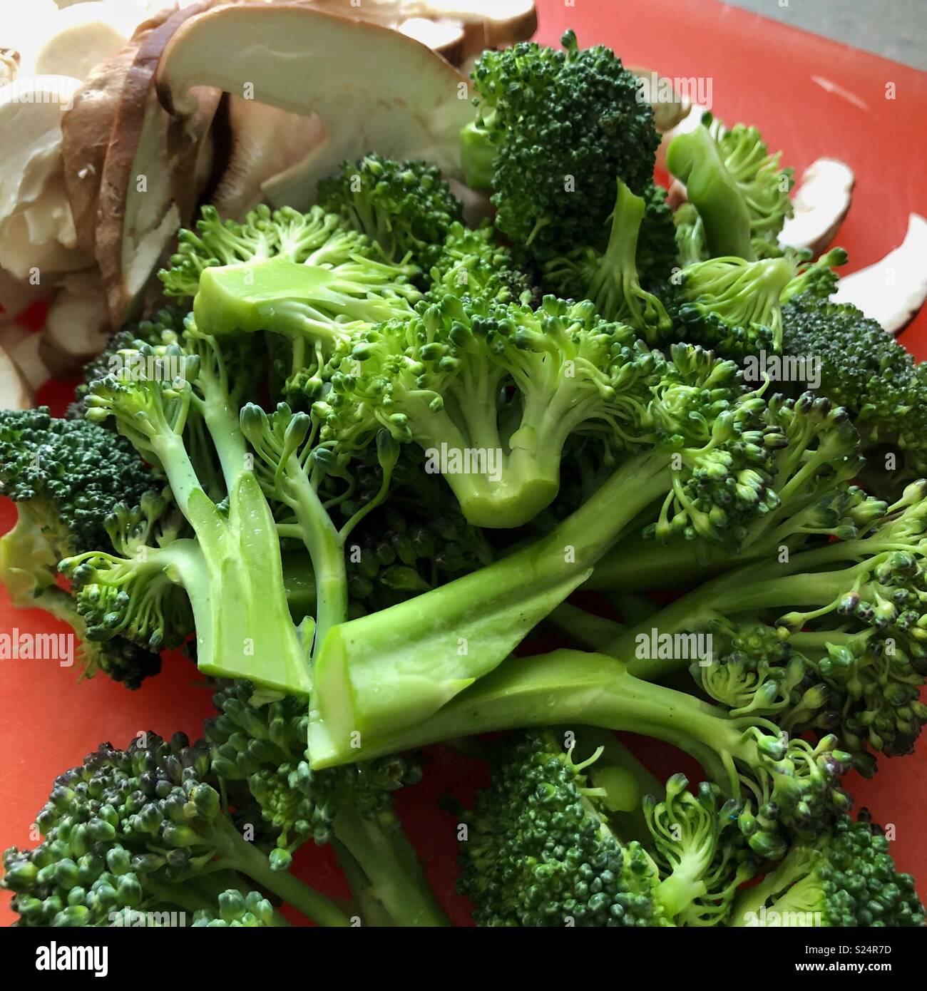 Di broccoli a pezzi e i funghi. - Immagine stock catturata con smartphone