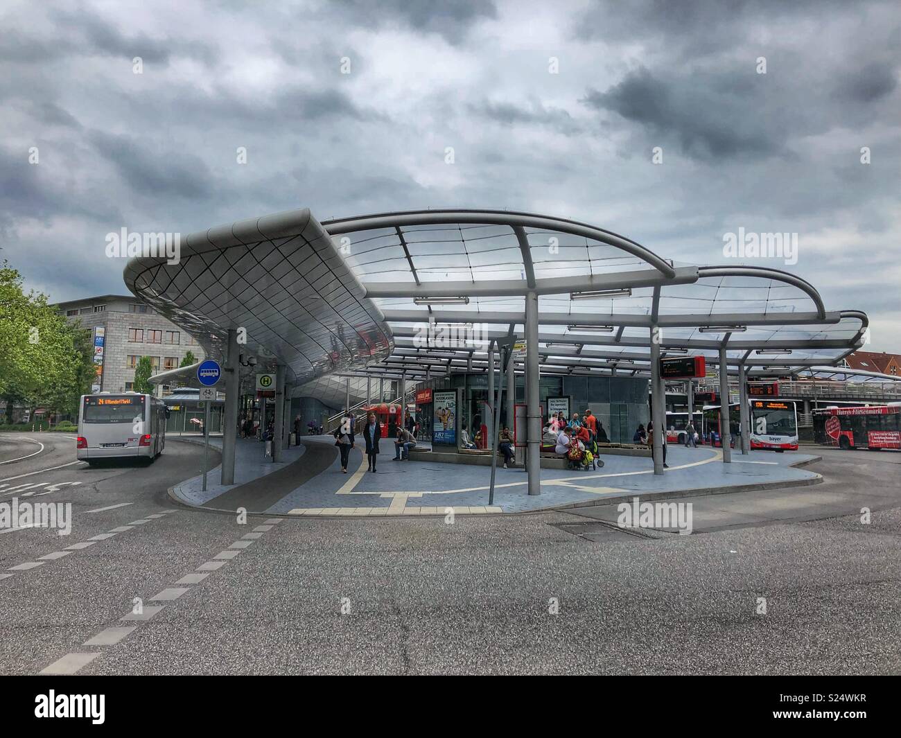 Un moderno terminale di bus di Amburgo, Germania. Foto Stock