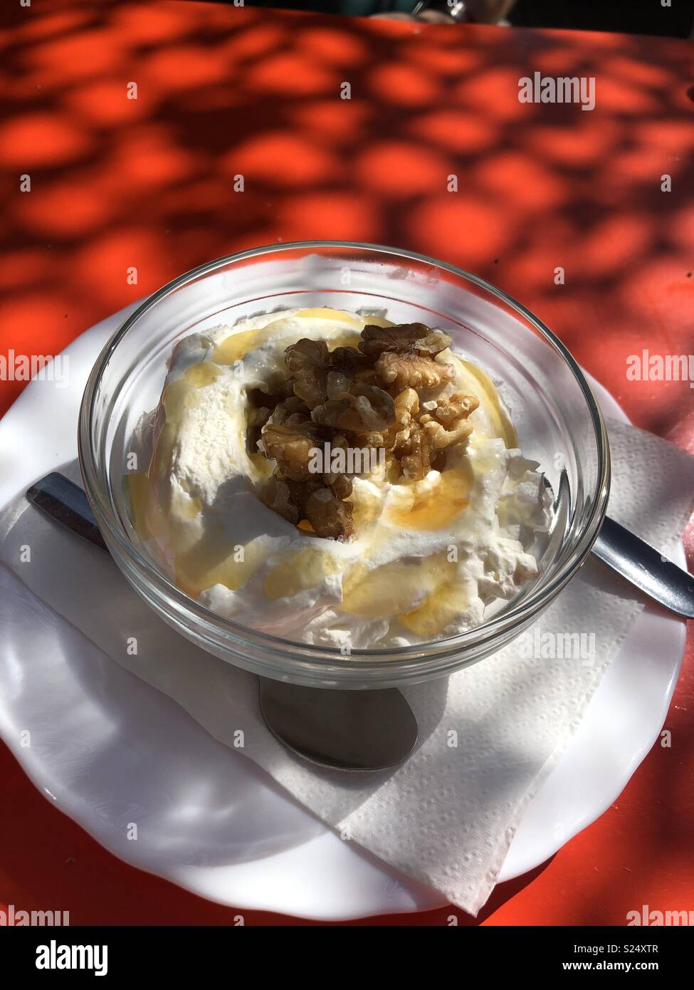 Mouse di formaggio con miele e noci in un ristorante di Ibiza - Immagine stock catturata con smartphone