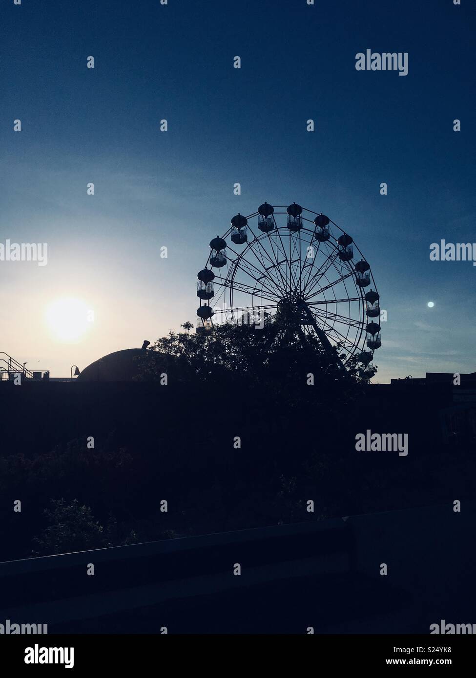 La grande ruota a Skegness fiera del divertimento appena prima del tramonto Foto Stock