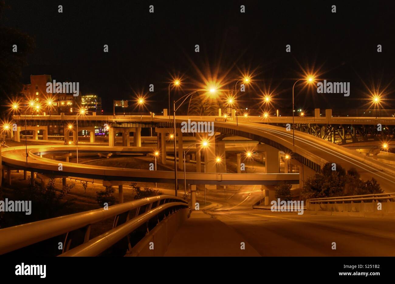 Cemento e metallo Zoo del caos - Immagine stock catturata con smartphone