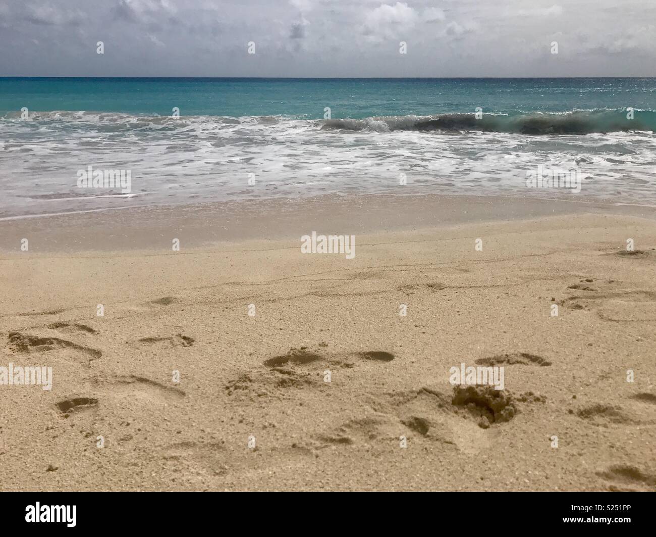 Sandy Barbados spiaggia con mare azzurro acqua Foto Stock