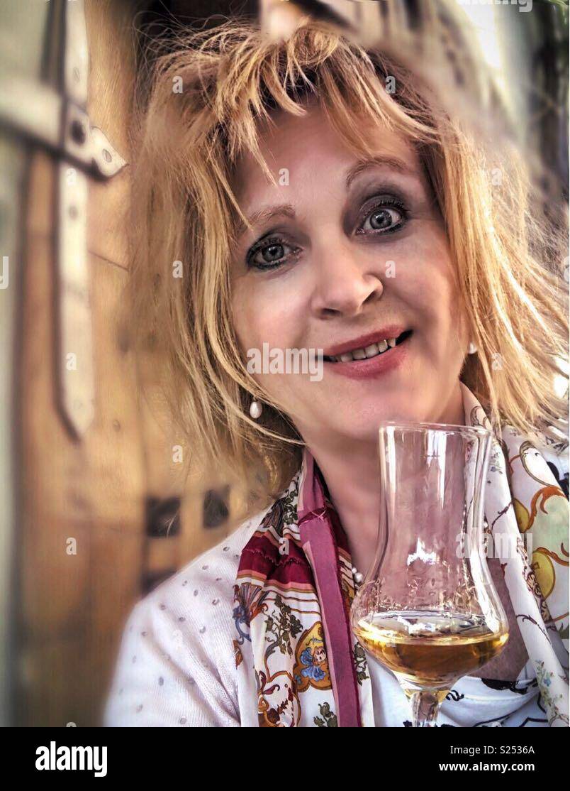 Allegra serata, con un bel digestivo . - Immagine stock catturata con smartphone