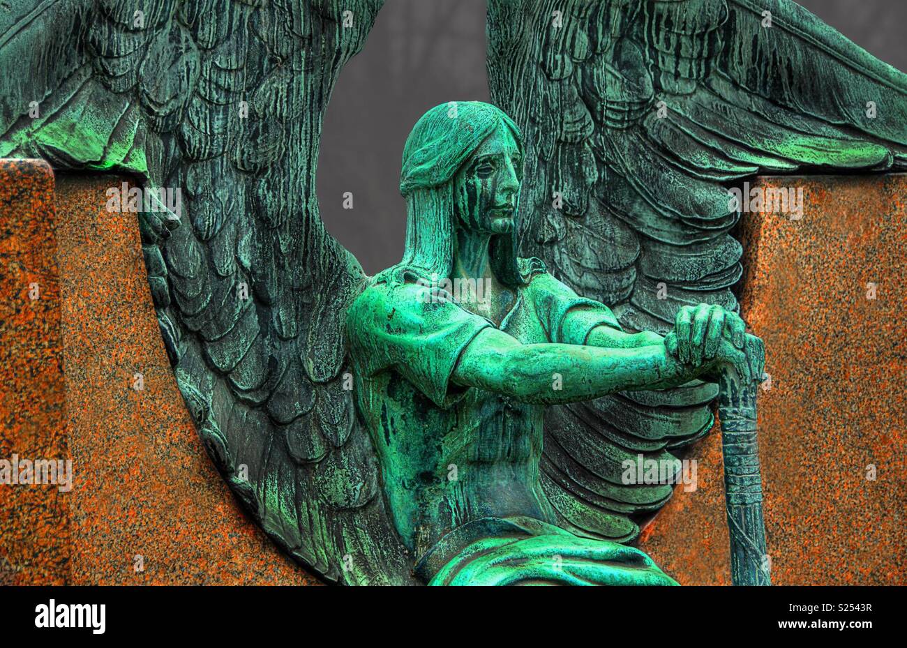 Angelo della morte contemplando, appoggiato - Immagine stock catturata con smartphone