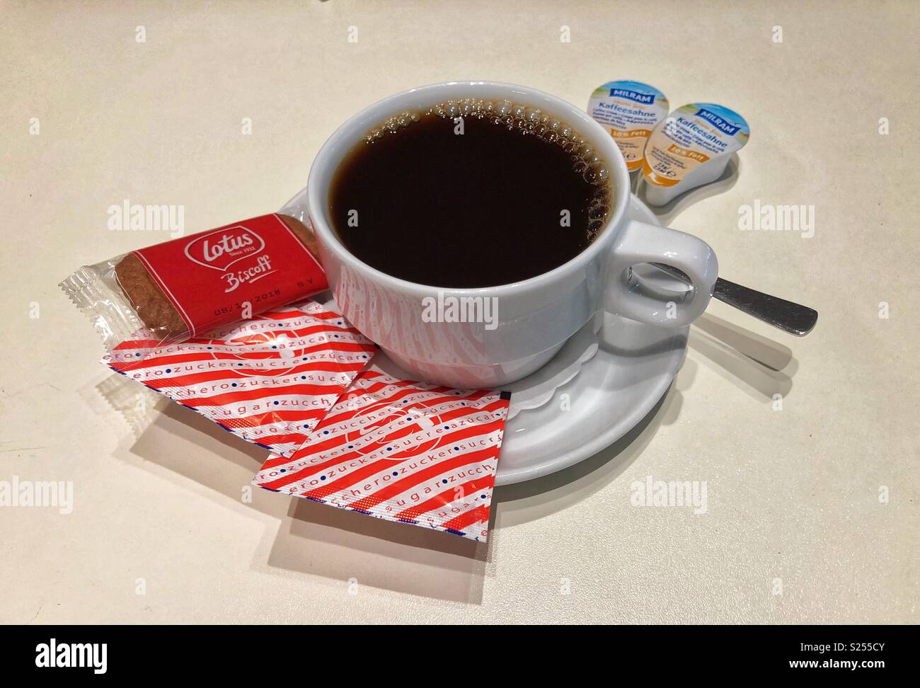 Solo di una normale tazza di caffè. - Immagine stock catturata con smartphone
