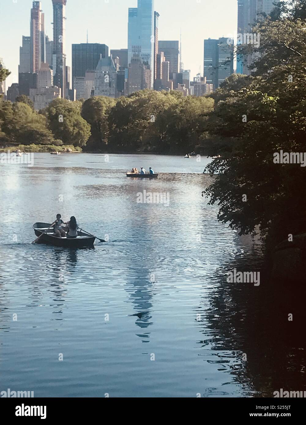 I canottieri al lago, Central Park, NY Foto Stock