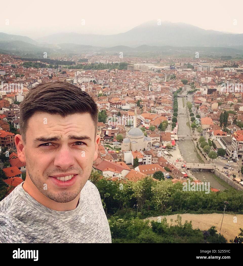 Vista di Prizren nel Kosovo come visto dalla fortezza Kalaja Foto Stock