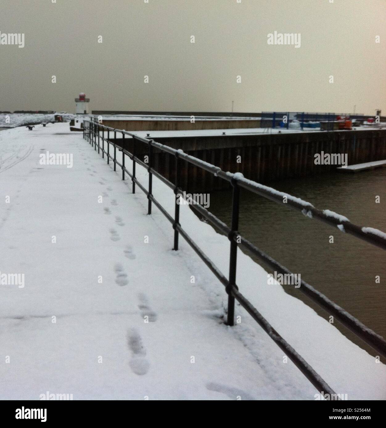 Burry Port faro nella neve Foto Stock