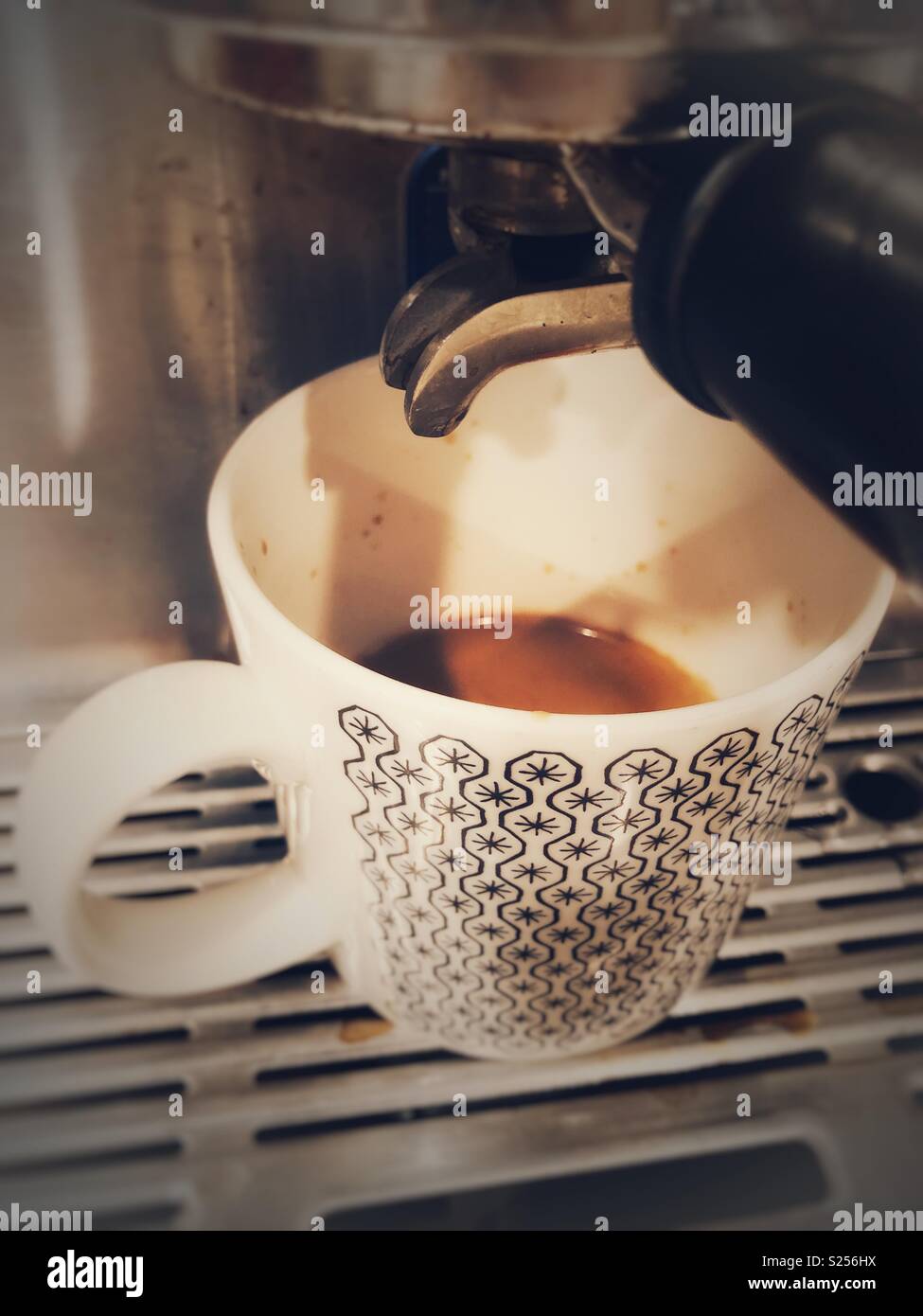 Il caffè sotto la macchina per il caffè Foto stock - Alamy