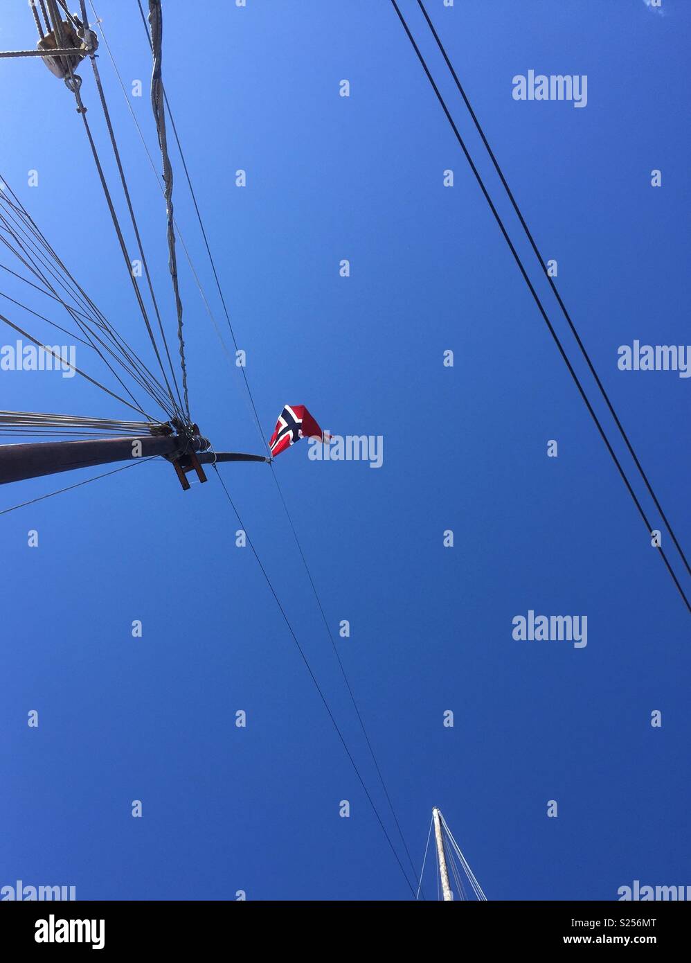 Crociera del fiordo di Oslo, Oslo, Norvegia. Guardando verso l'alto dalla nave al montante e bandiere. Foto Stock