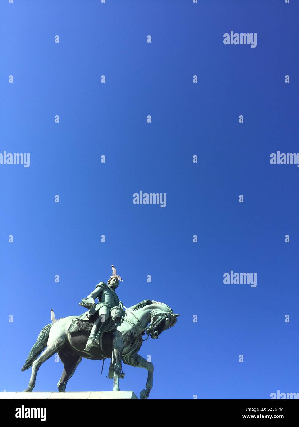 Statua di fronte al Palazzo Reale all'interno del terreno di Slottsparken vicino Nationaltheatert, Oslo, Norvegia. Foto Stock