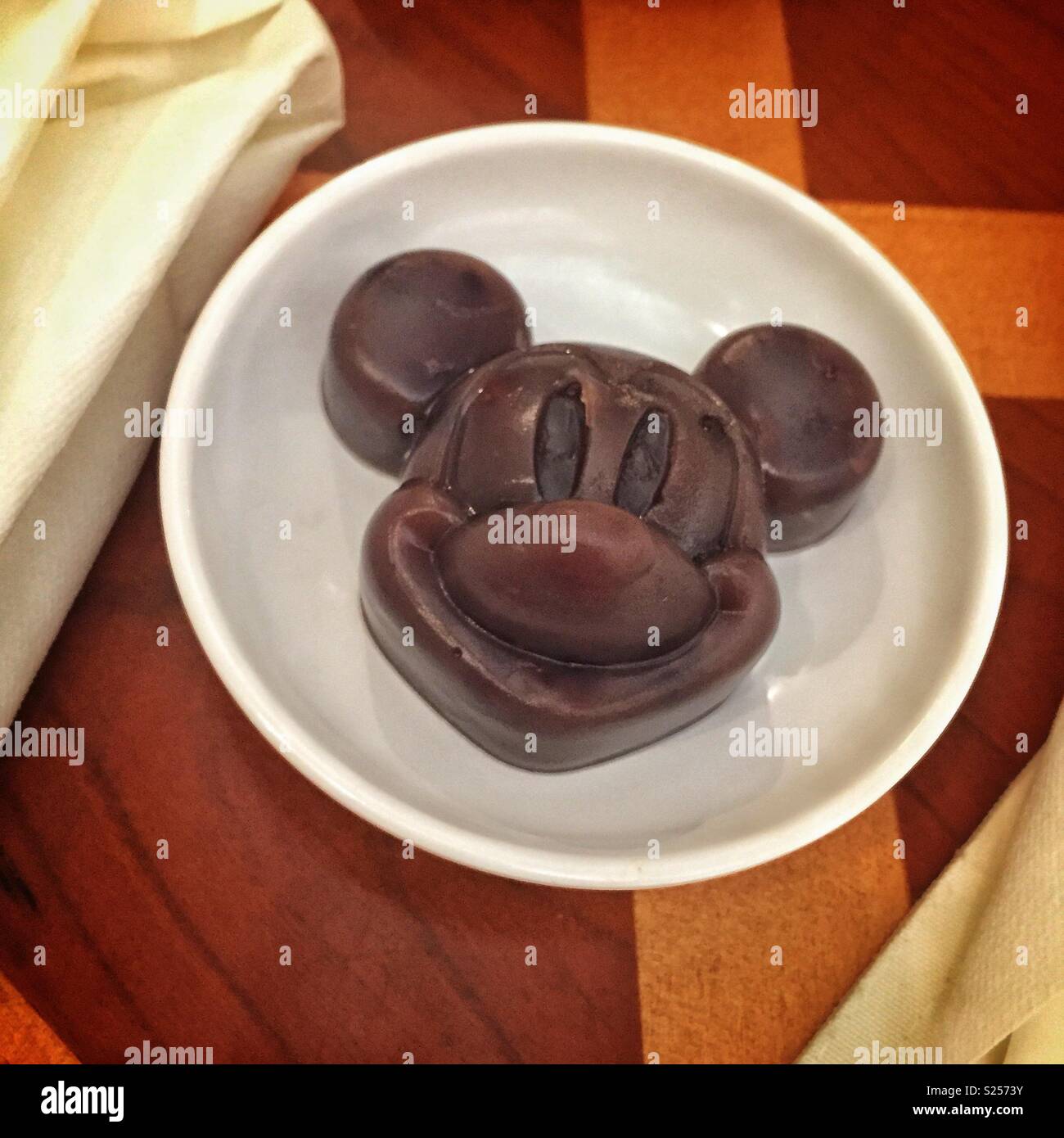 Mousse al cioccolato dessert stampata in forma di Mickey Mouse, Disneyland Resort Hotel, Hong Kong - Immagine stock catturata con smartphone