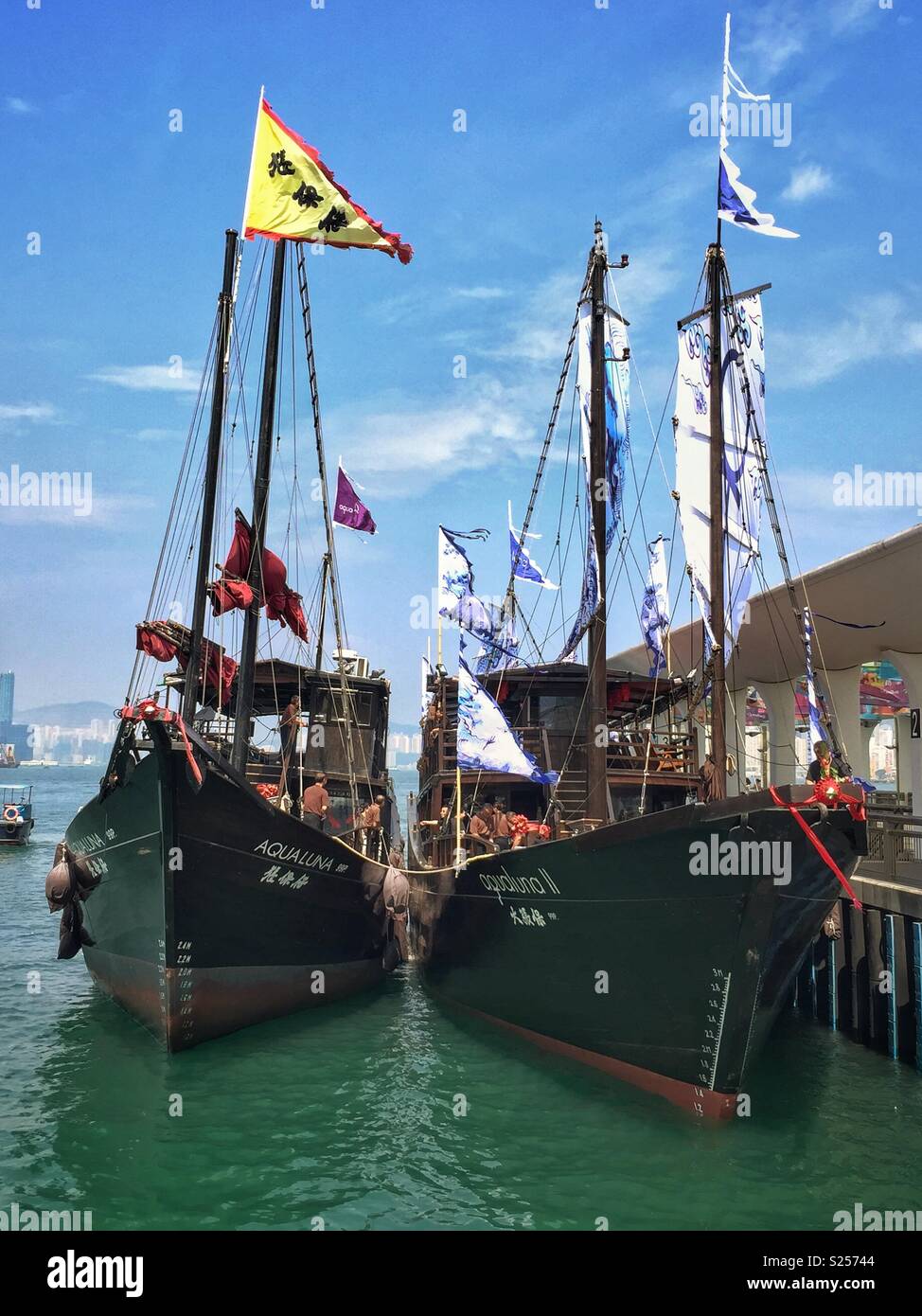 Aqua Luna & Aqua Luna II, replica Giunche Cinesi usati per le crociere turistiche sul Victoria Harbour, ormeggiata al Pier 10, Centrale, Isola di Hong Kong - Immagine stock catturata con smartphone
