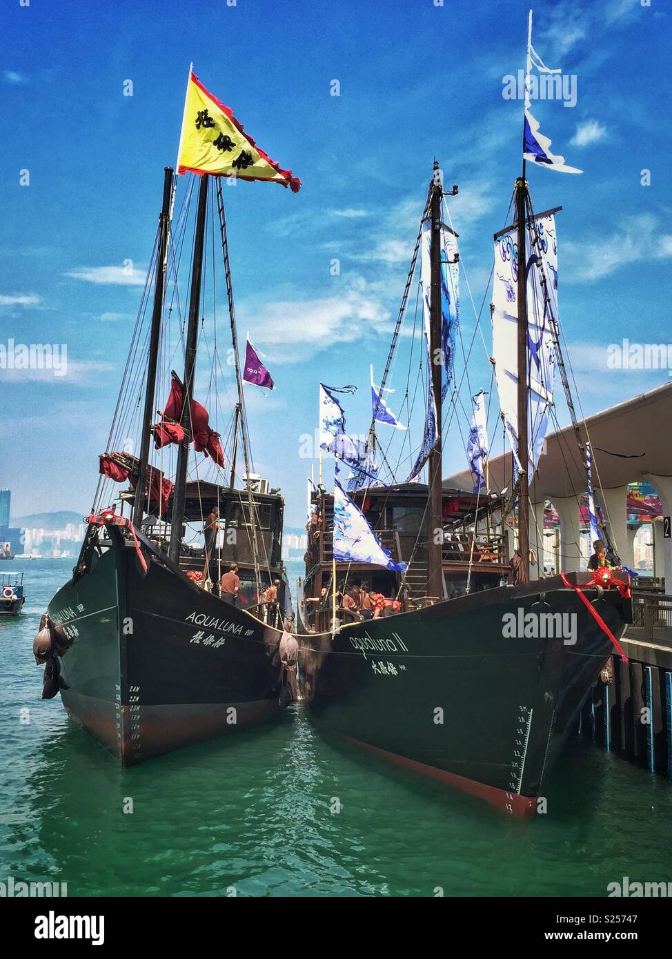 Aqua Luna & Aqua Luna II, replica Giunche Cinesi usati per le crociere turistiche sul Victoria Harbour, ormeggiata al Pier 10, Centrale, Isola di Hong Kong - Immagine stock catturata con smartphone