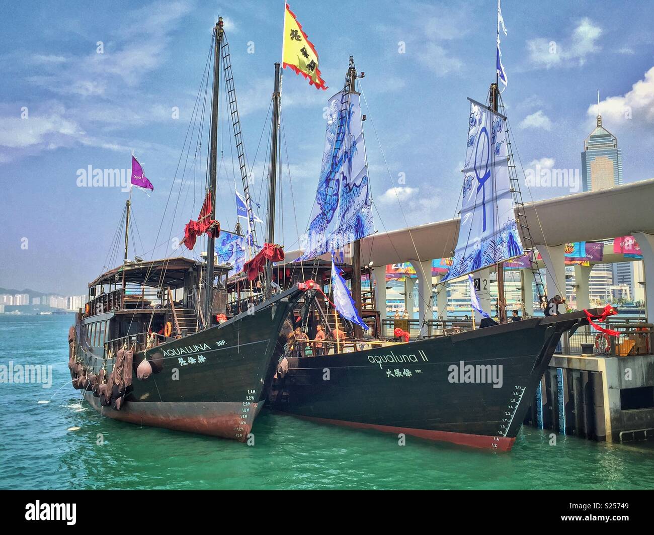Aqua Luna & Aqua Luna II, replica Giunche Cinesi usati per le crociere turistiche sul Victoria Harbour, ormeggiata al Pier 10, Centrale, Isola di Hong Kong - Immagine stock catturata con smartphone