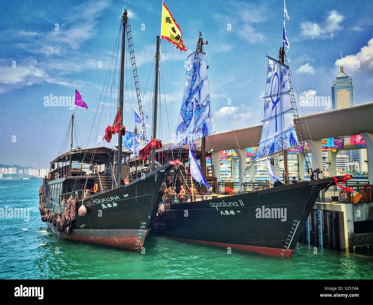 Aqua Luna & Aqua Luna II, replica Giunche Cinesi usati per le crociere turistiche sul Victoria Harbour, ormeggiata al Pier 10, Centrale, Isola di Hong Kong Foto Stock