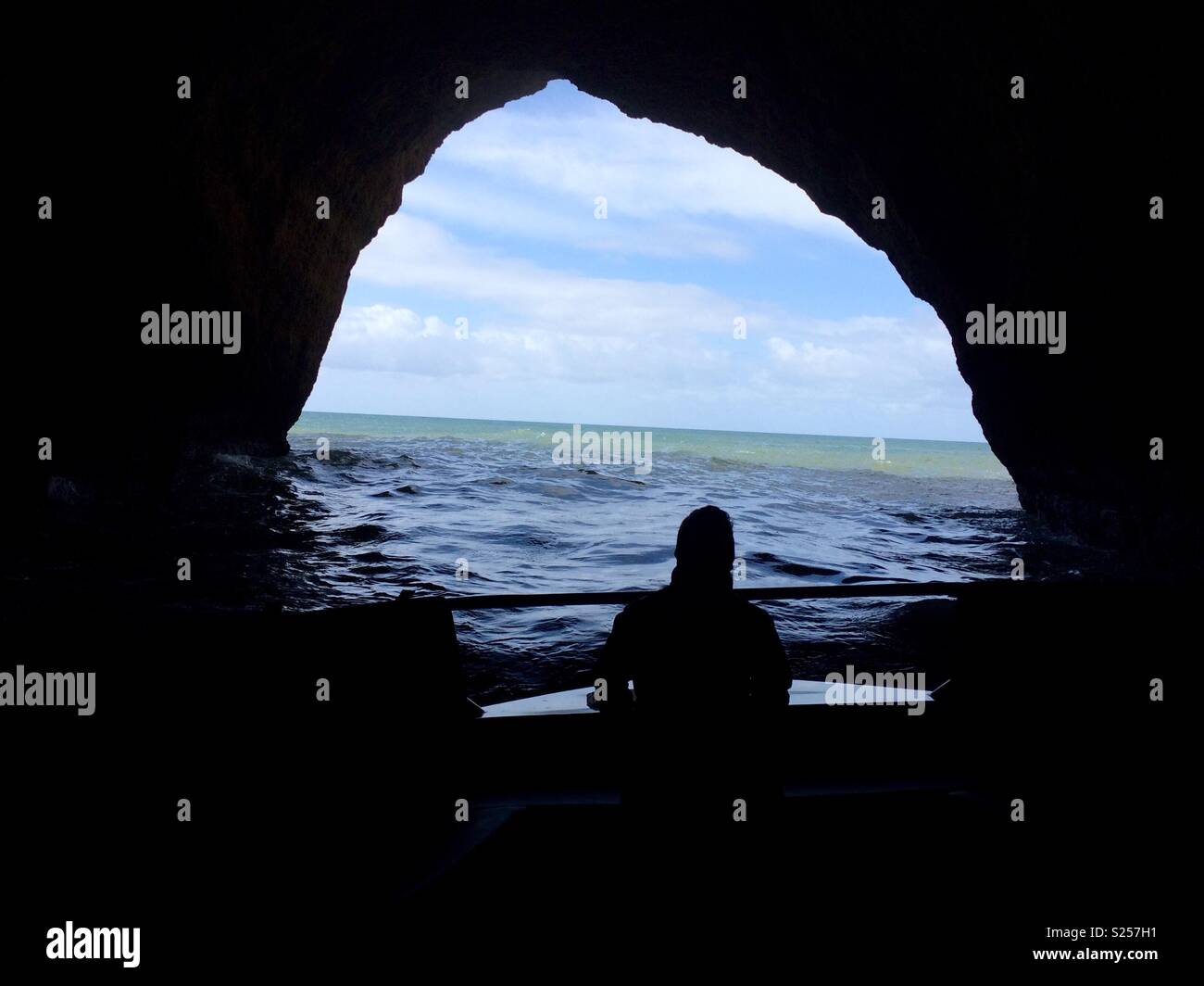 Gita in barca invertiti nella grotta lasciando da Albufeira Portogallo Foto Stock
