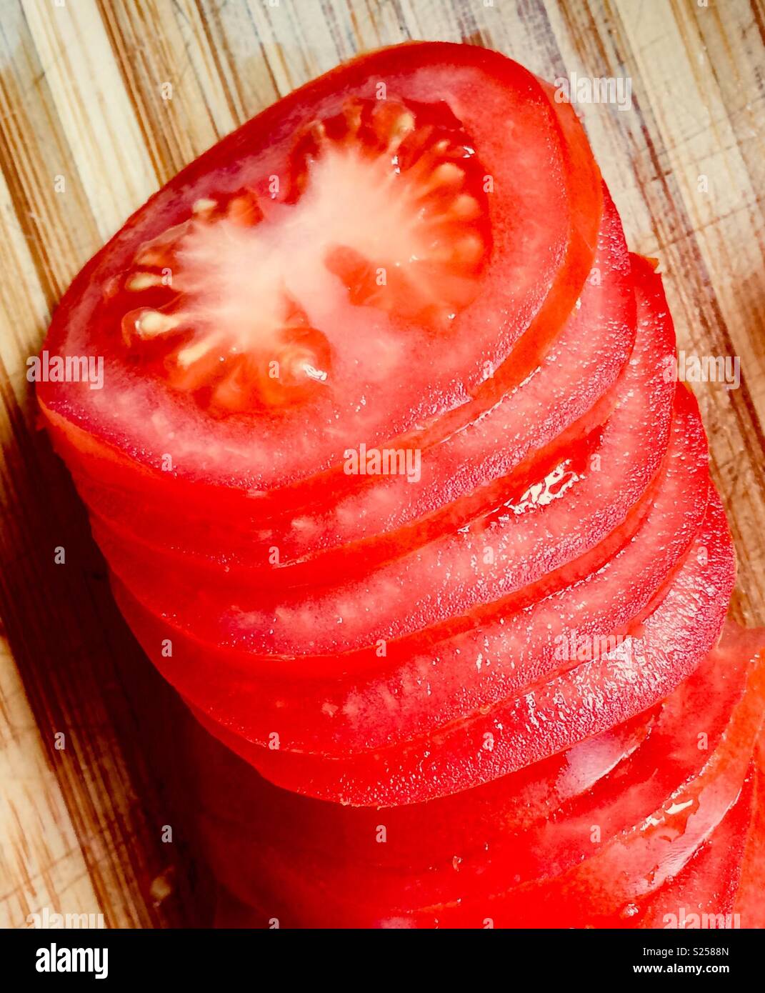 Close up di pomodori a fette - Immagine stock catturata con smartphone