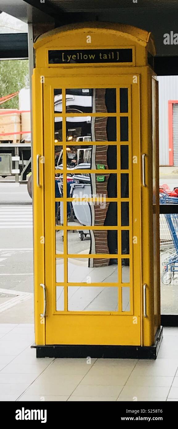 Giallo casella telefono pubblicità coda gialla del vino a Pidou, Calais. Foto Stock