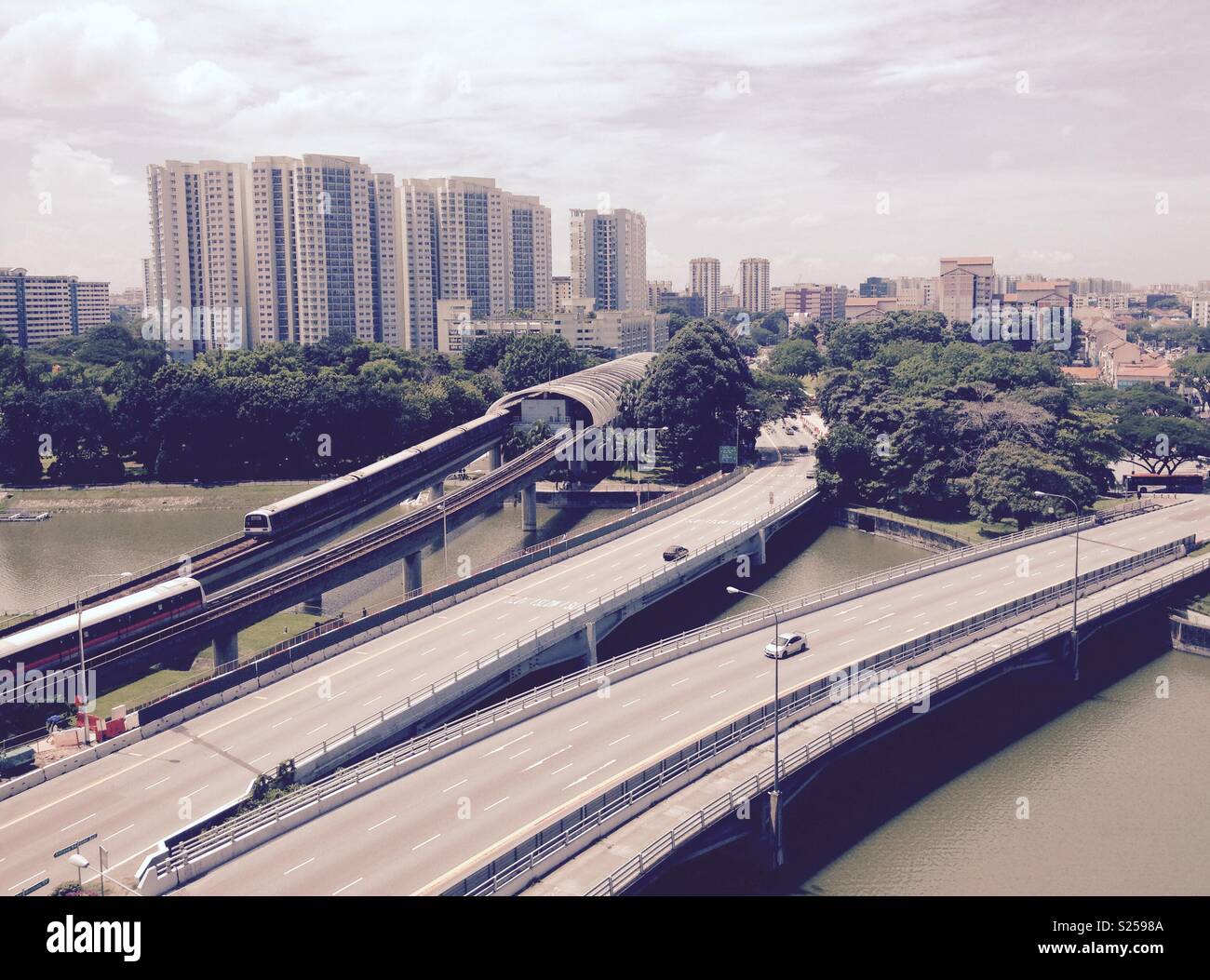 Autostrade sul fiume - Immagine stock catturata con smartphone