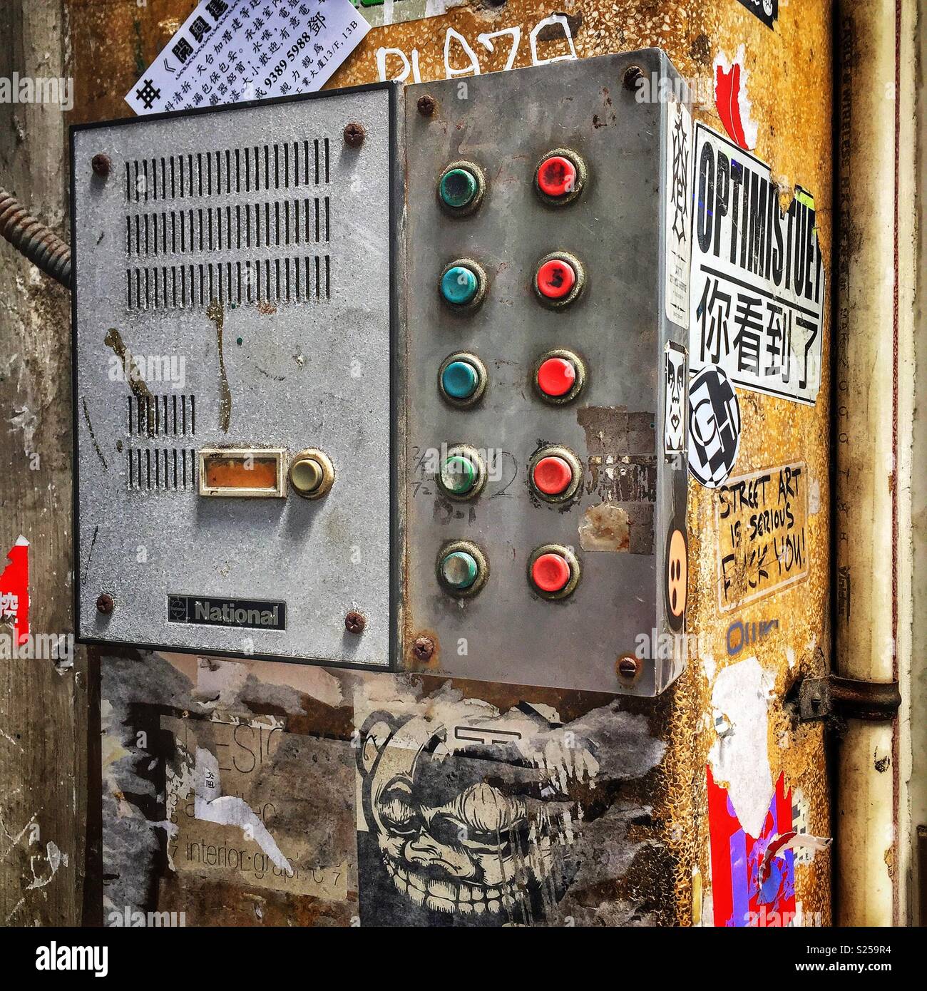 Interfono per ingresso di un vecchio blocco di appartamenti, Hollywood Road, Central, Hong Kong - Immagine stock catturata con smartphone