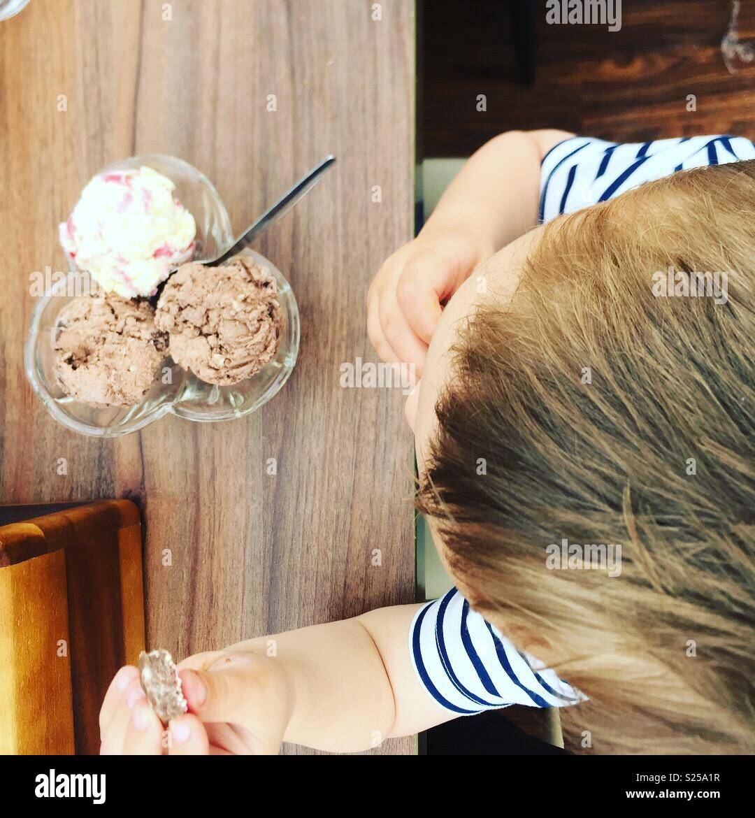 Little Boy godendo di un gelato in vacanza Foto Stock