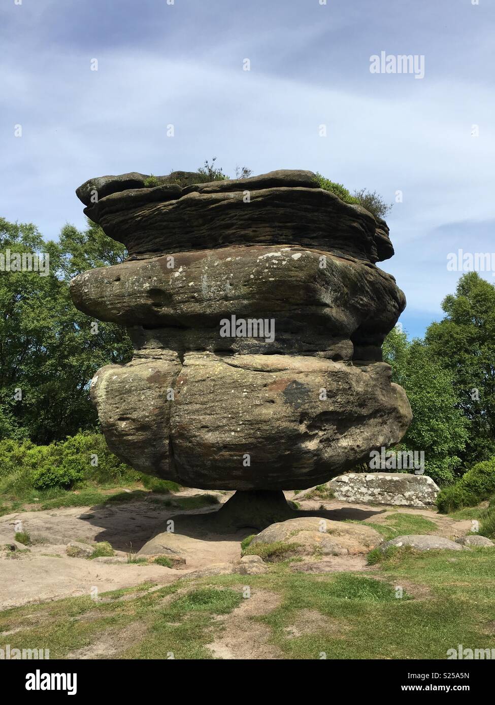 Rocce di bilanciamento (at Brimham Rocks, North Yorkshire, Regno Unito) Foto Stock