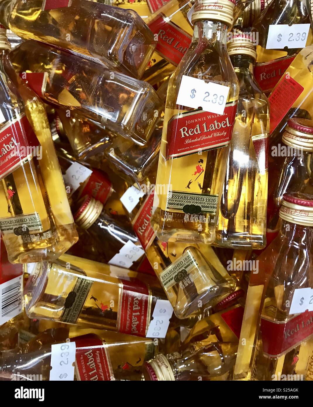 Johnnie Walker Red Label bottiglie in miniatura di Scotch whisky Foto Stock