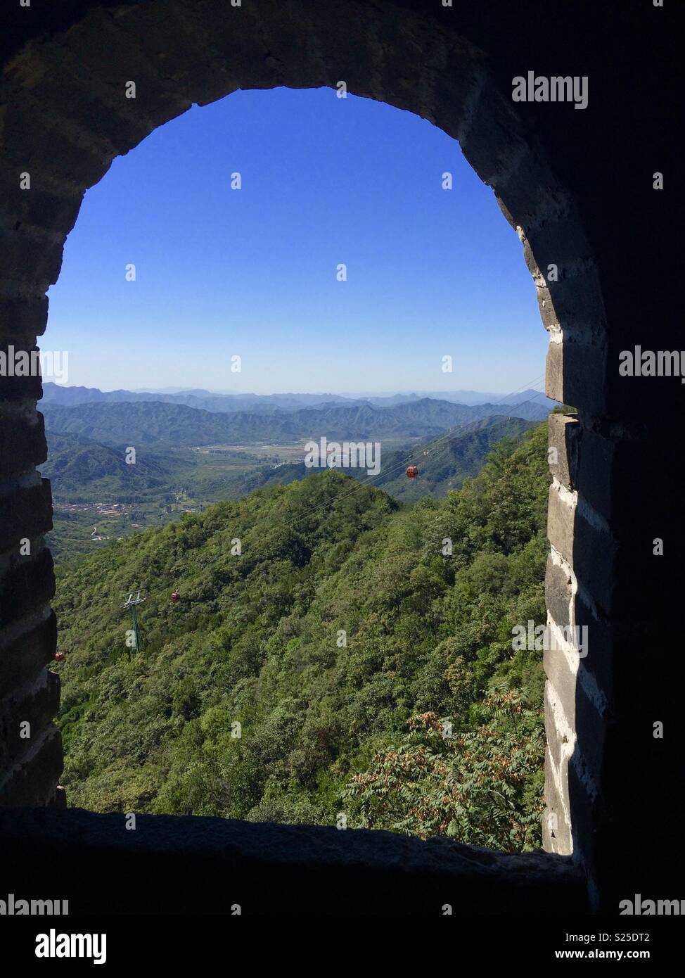 Guardando attraverso una finestra nella Grande Muraglia della Cina Foto Stock
