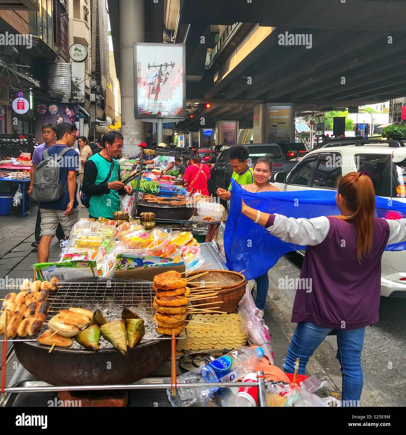 Strada i fornitori di prodotti alimentari in una trafficata Bangkok marciapiede Foto Stock
