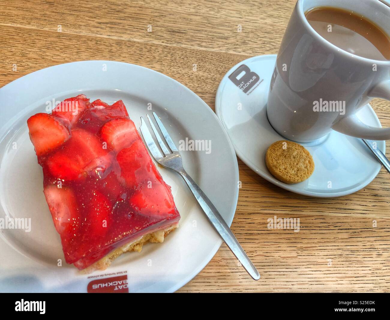 Caffè e torta del tempo. - Immagine stock catturata con smartphone