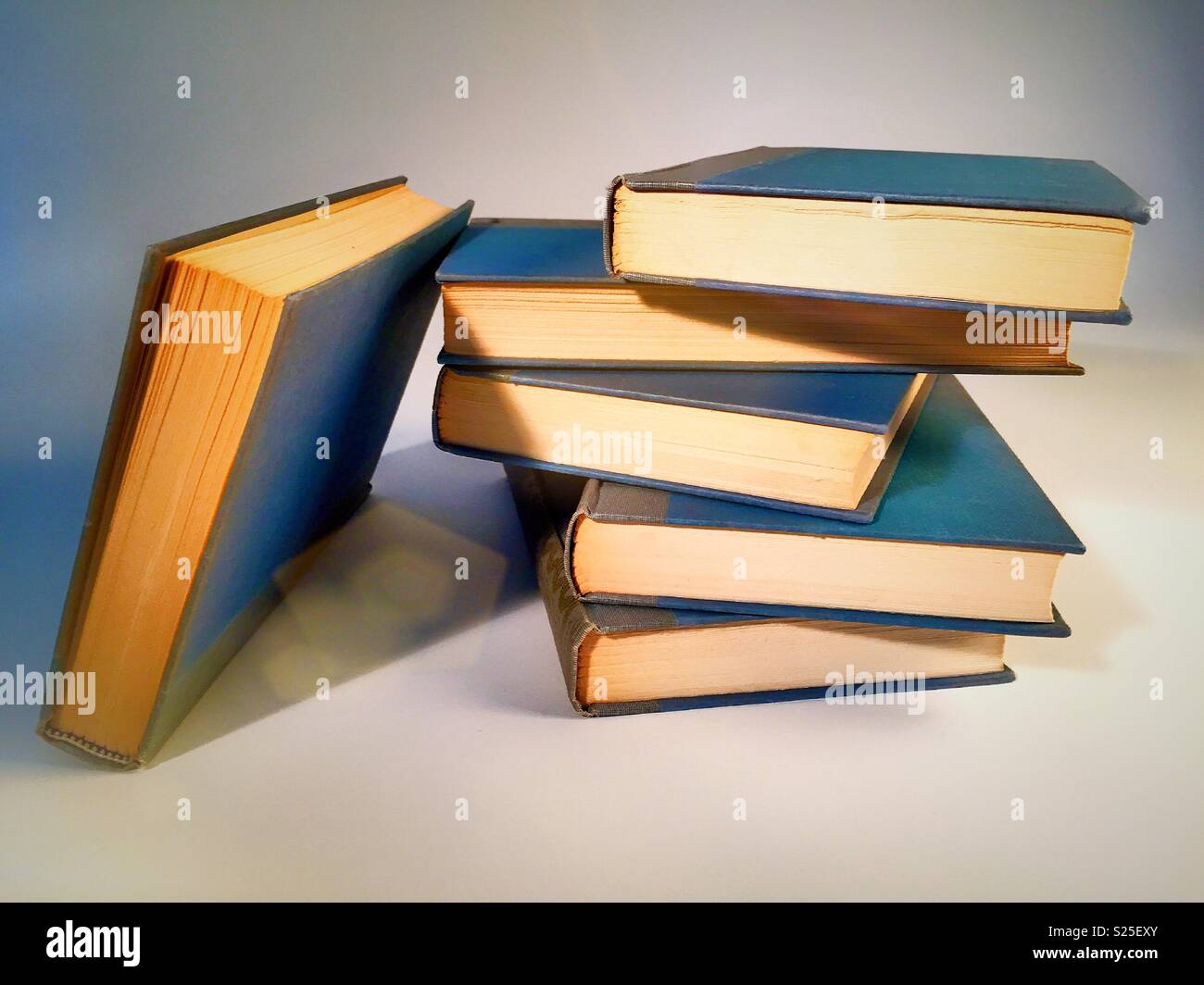 Close up di una pila di libri vintage Foto Stock