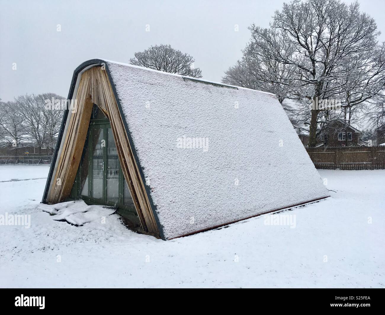 Biblioteca - libro capovolta - Immagine stock catturata con smartphone