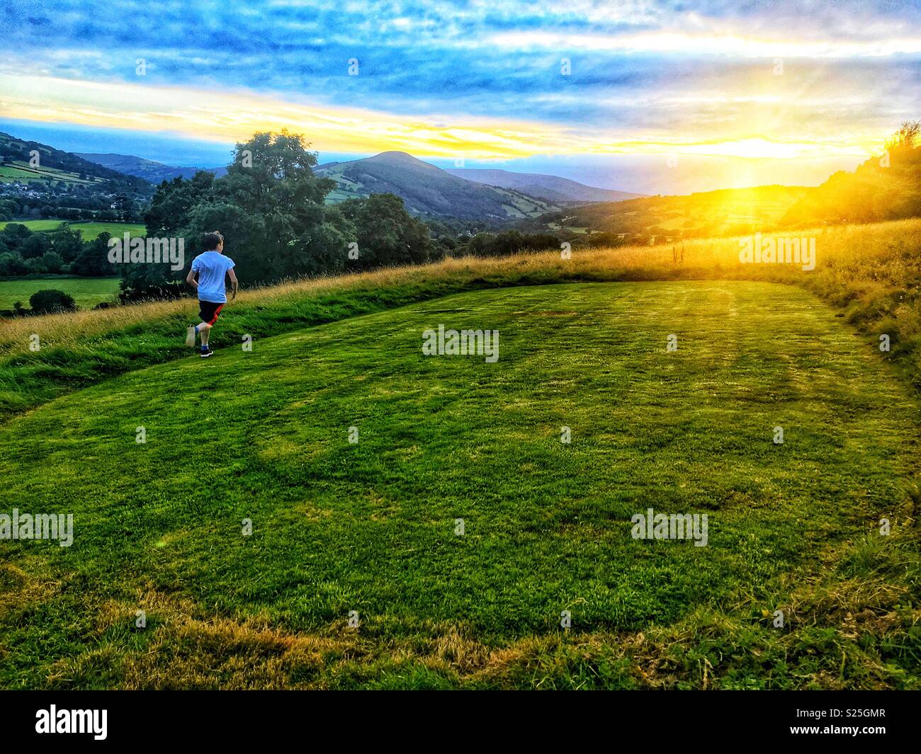 Campagna jogging al tramonto Foto Stock