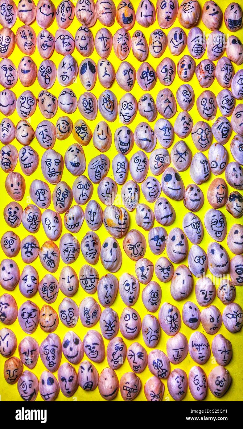 Facce disegnati sul pistacchio gusci - Immagine stock catturata con smartphone