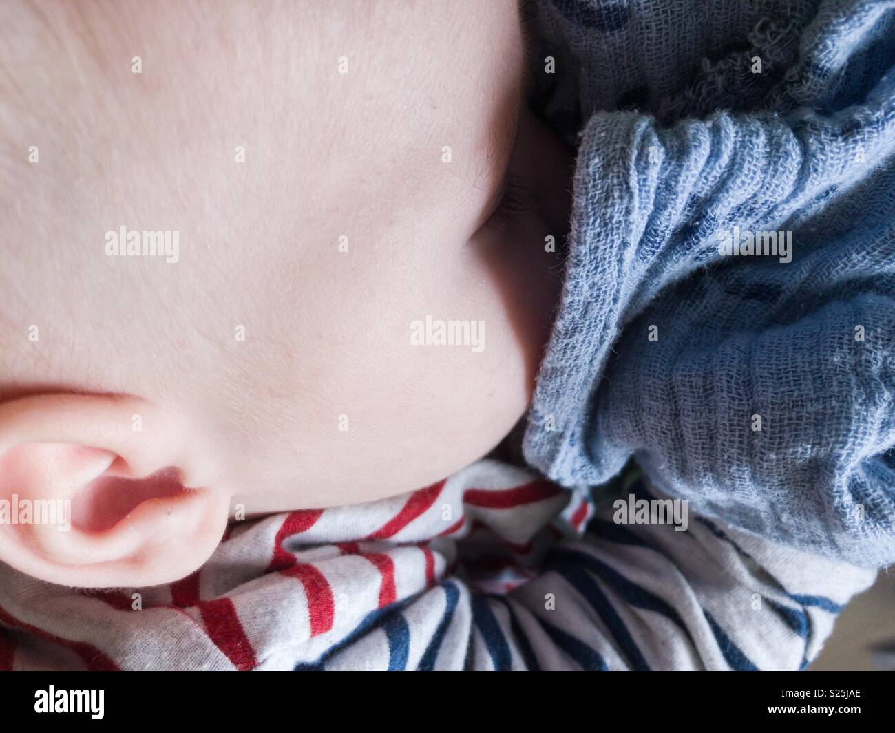 Little baby boy dormire vicino fino Foto Stock