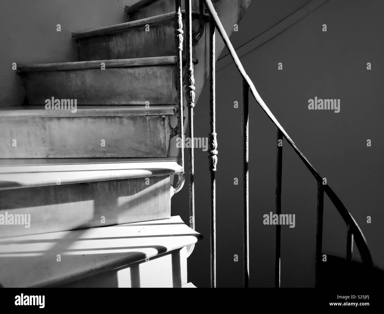 Antica scalinata a spirale decorata con corrimano di ferro. in bianco e nero shot Foto Stock Antica scalinata a spirale decorata con corrimano di ferro. in bianco e nero shot Foto Stock