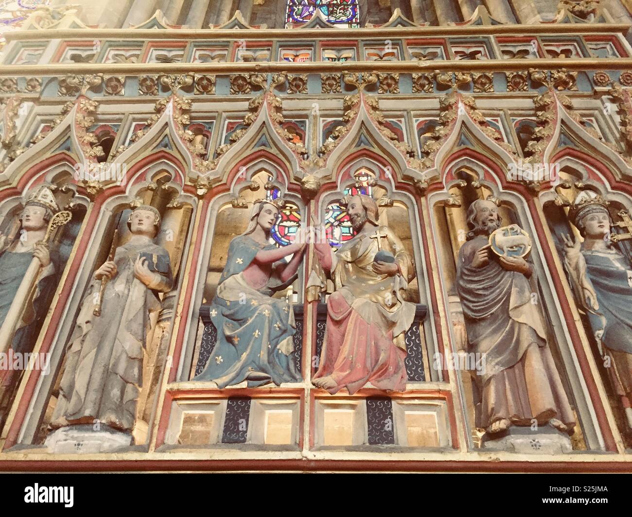 Santi raffigurati insieme nella cattedrale di Hereford bellissimi colori vivaci Foto Stock