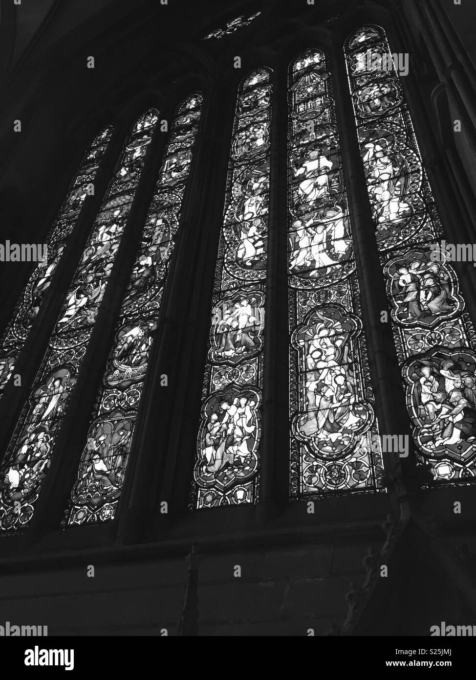 Enorme vetrata nella cattedrale di Hereford raffiguranti molti santi shot in silvertone Foto Stock