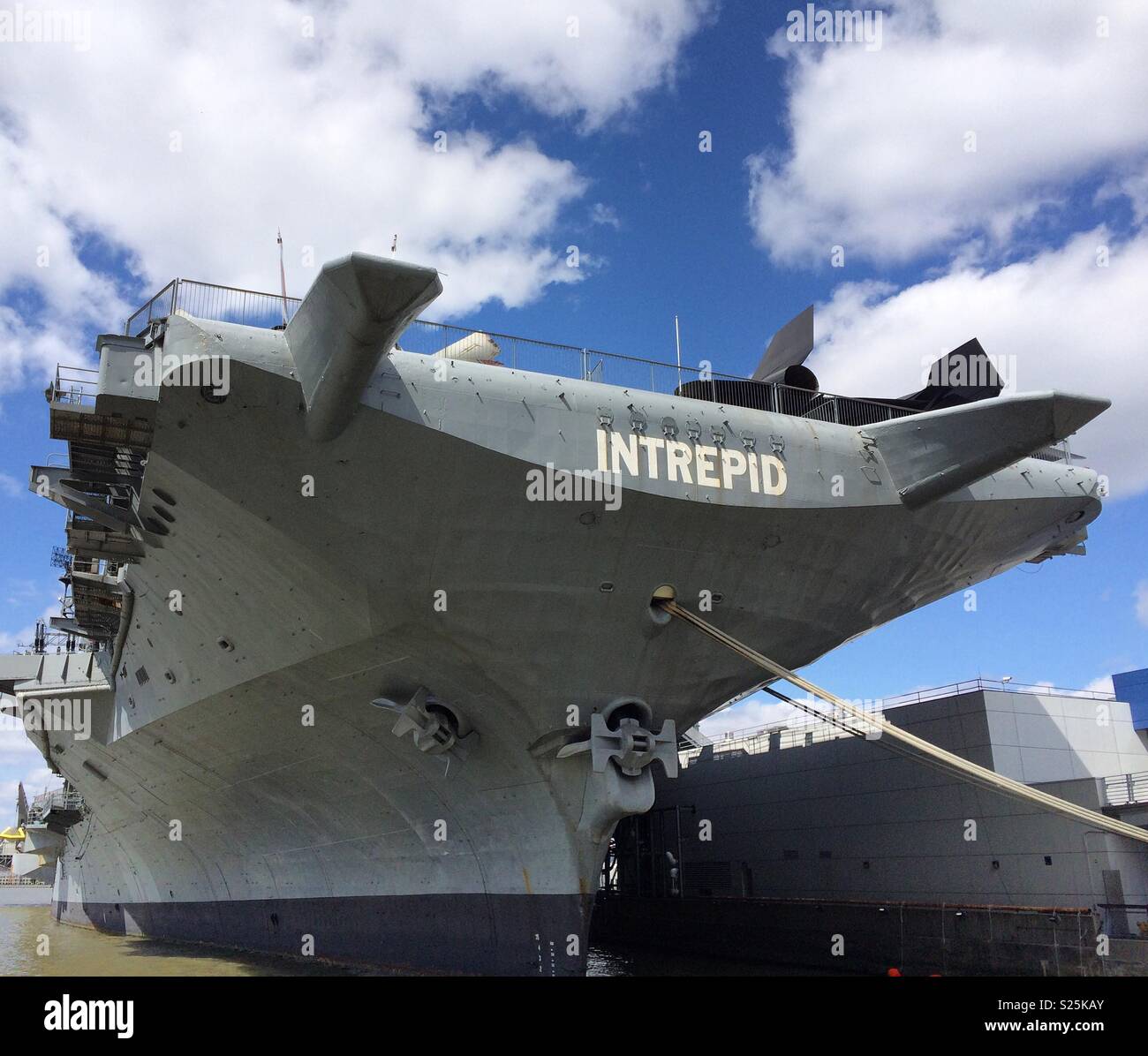 La portaerei USS Intrepid, parte dell'Intrepid Sea, Air & Space Museum, Pier 86, Manhattan New York City - Immagine stock catturata con smartphone