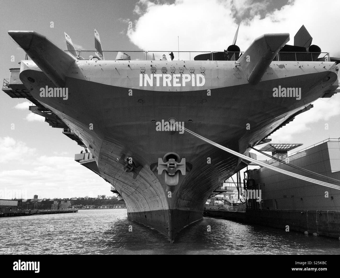 La portaerei USS Intrepid, parte dell'Intrepid Sea, Air & Space Museum, Pier 86, Manhattan New York City - Immagine stock catturata con smartphone