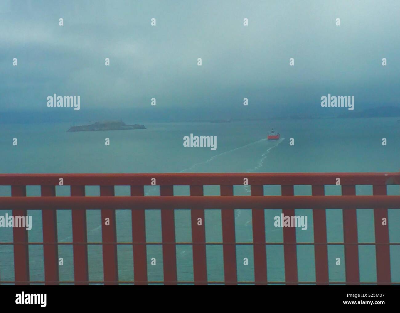 Isola di Alcatraz a San Francisco Bay dal Golden Gate Bridge. - Immagine stock catturata con smartphone