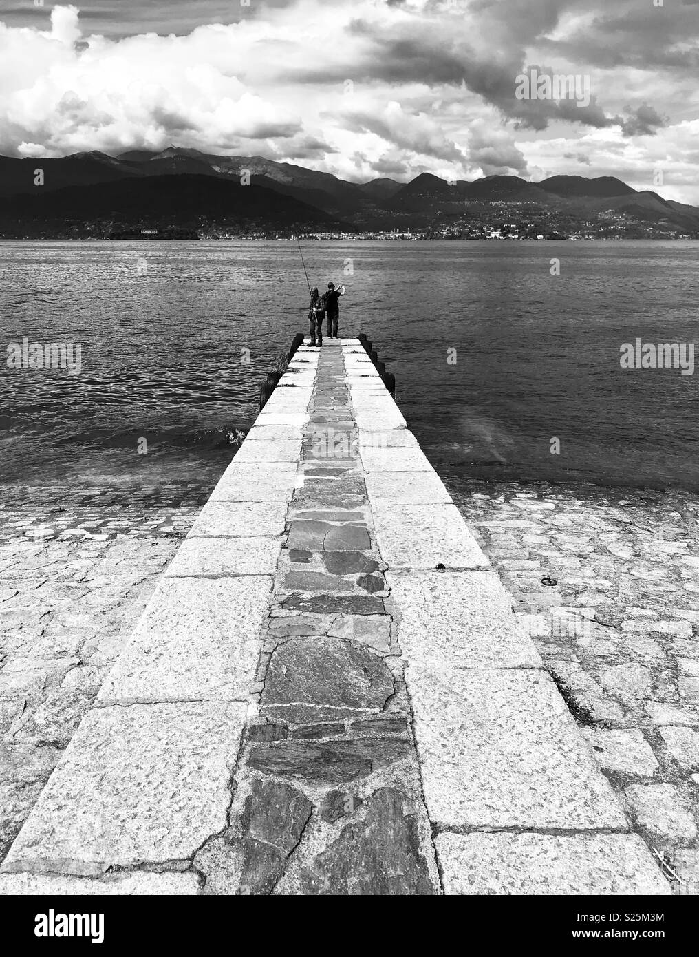Gli uomini di pesca sul lago Maggiore a Stresa, Italia. Foto Stock
