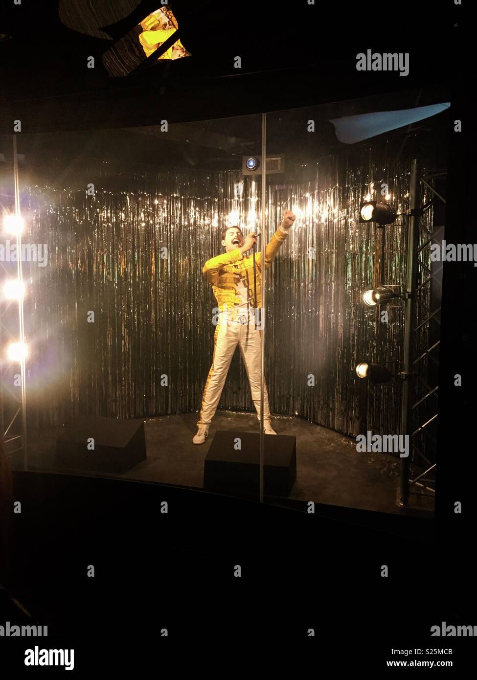 Freddy Mercury figura in Amsterdam Marie Tussaud museum - Immagine stock catturata con smartphone