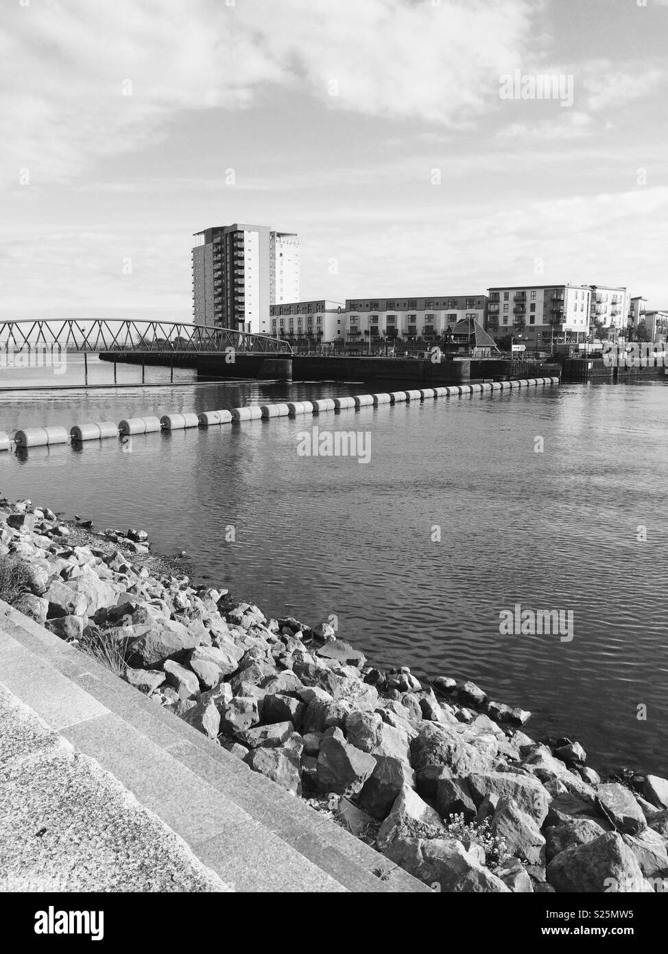 Mono foto di iPhone. Bloccare il portellone a ponte a Swansea Marina. Foto Stock