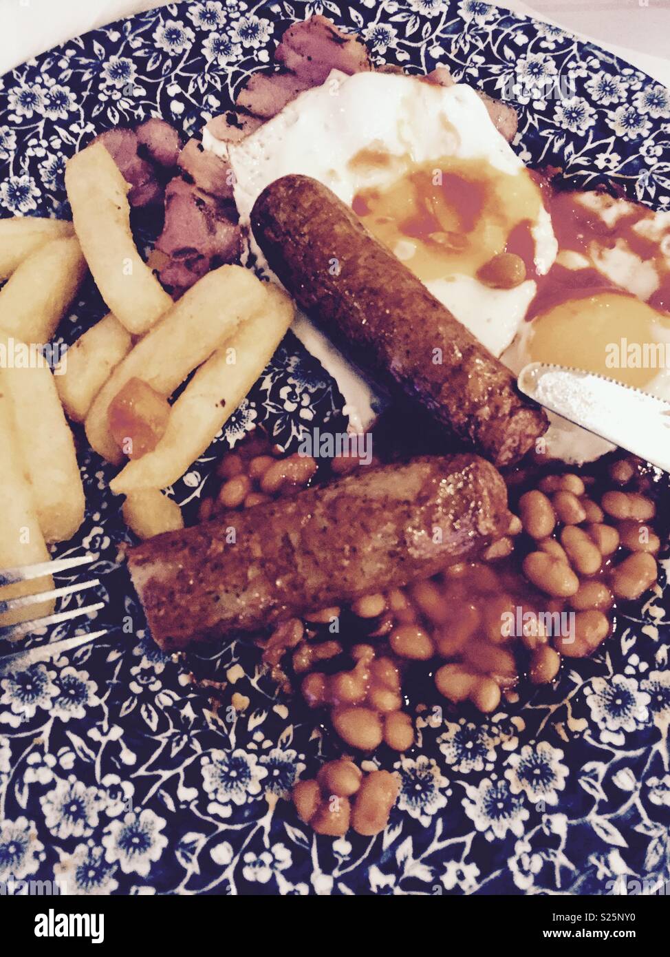 Tutti i giorni la prima colazione di uova, salsicce, bacon e fagioli al forno. Foto Stock
