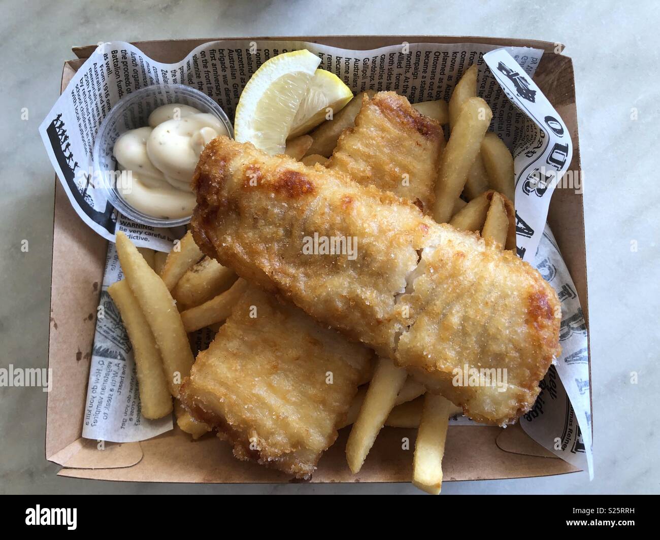 Pesce e patatine fritte nel cestello di cartone Foto Stock