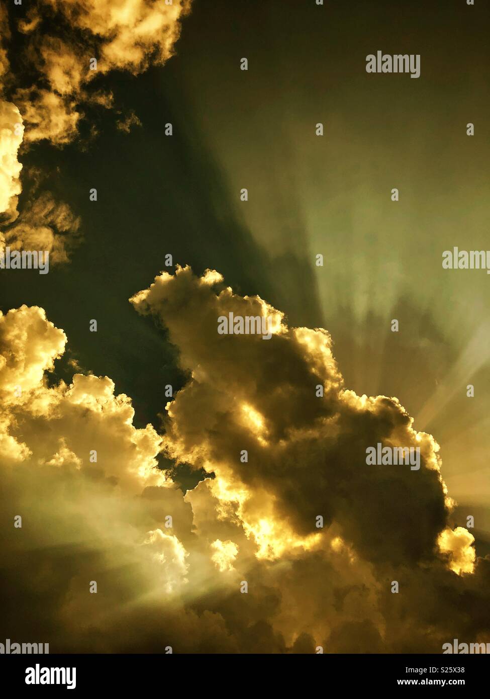 Tramonto dietro il cloud: credito Lee Ramsden/ Alamy Foto Stock