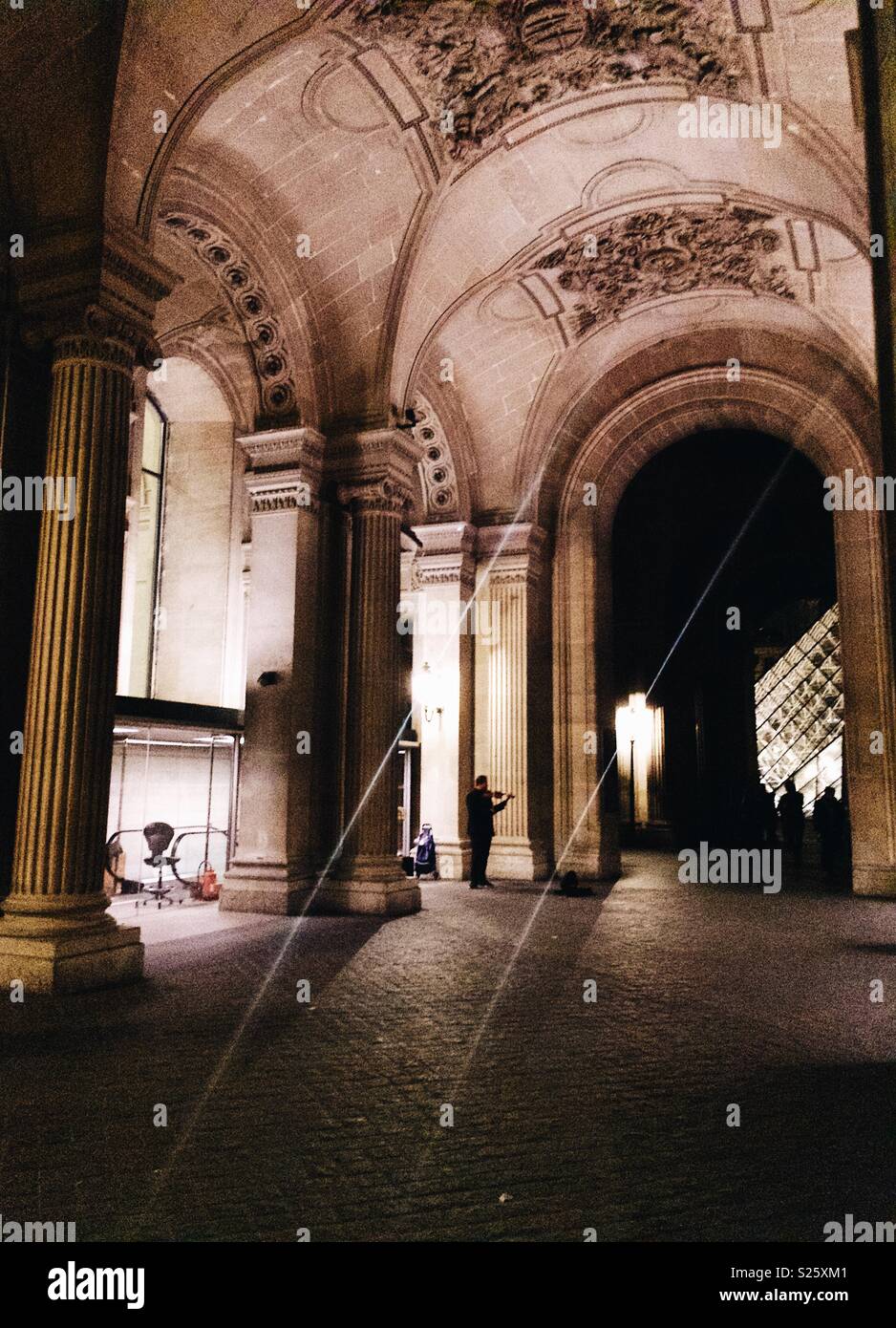 Il violinista al Musée de Louvre Foto Stock